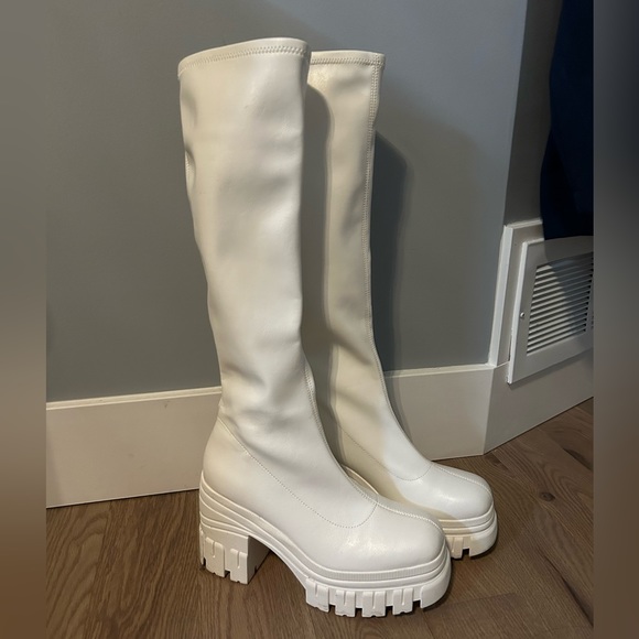 Call it Spring, knee length white boots - Picture 1 of 4